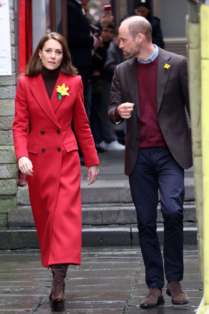 The Prince And Princess Of Wales Visit Pontypridd Kate Middleton veste Alexander McQueen
