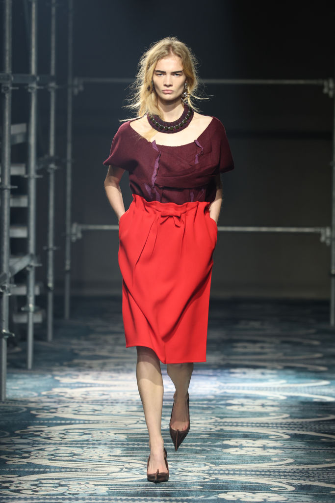 Vestido e camiseta em desfile disruptivo