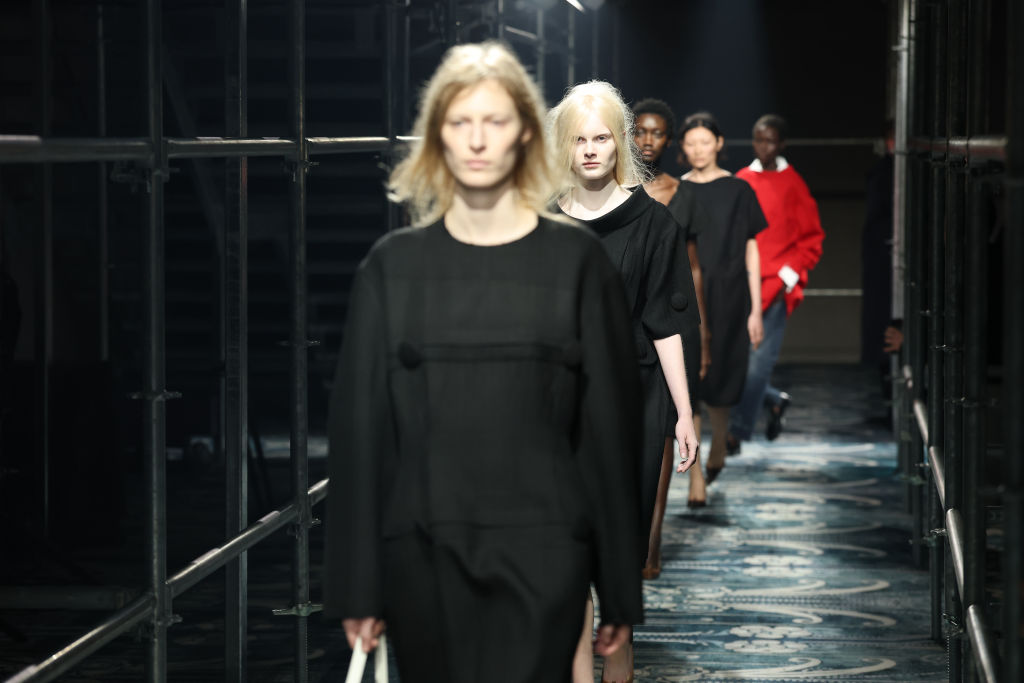 Prada: vestido ganham novas silhuetas e movimentos em questionamento ao conceito do feminino