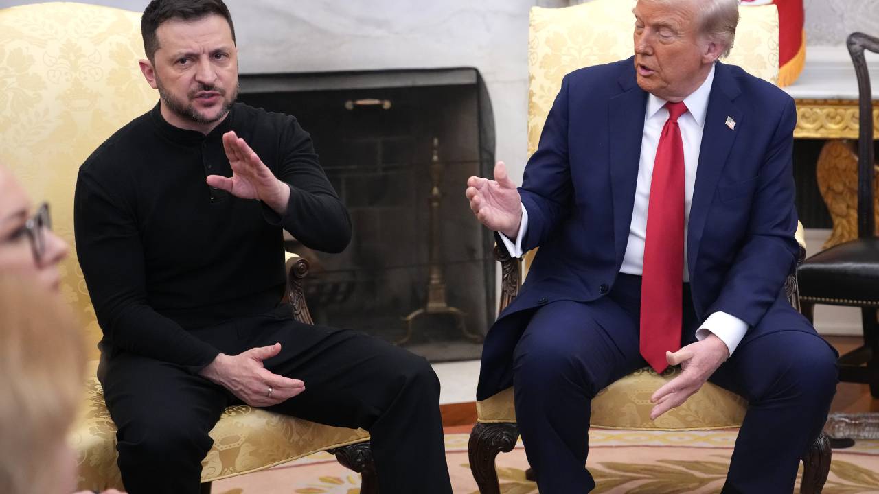 O presidente dos EUA, Donald Trump, e o presidente ucraniano, Volodymyr Zelensky, se encontram no Salão Oval da Casa Branca, em Washington, DC. 28/02/2025
