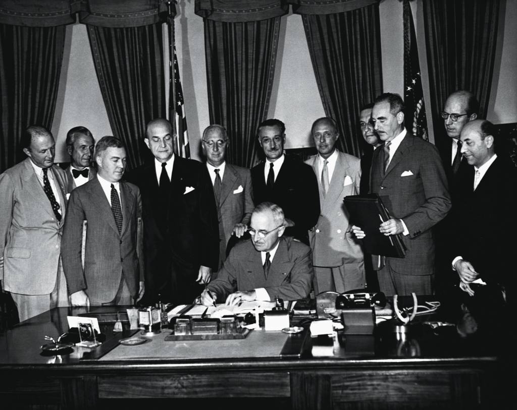 GettyImages-615317008.jpg 1949 - Truman assina acordo de criação da Otan: Trump dá as costas à aliança