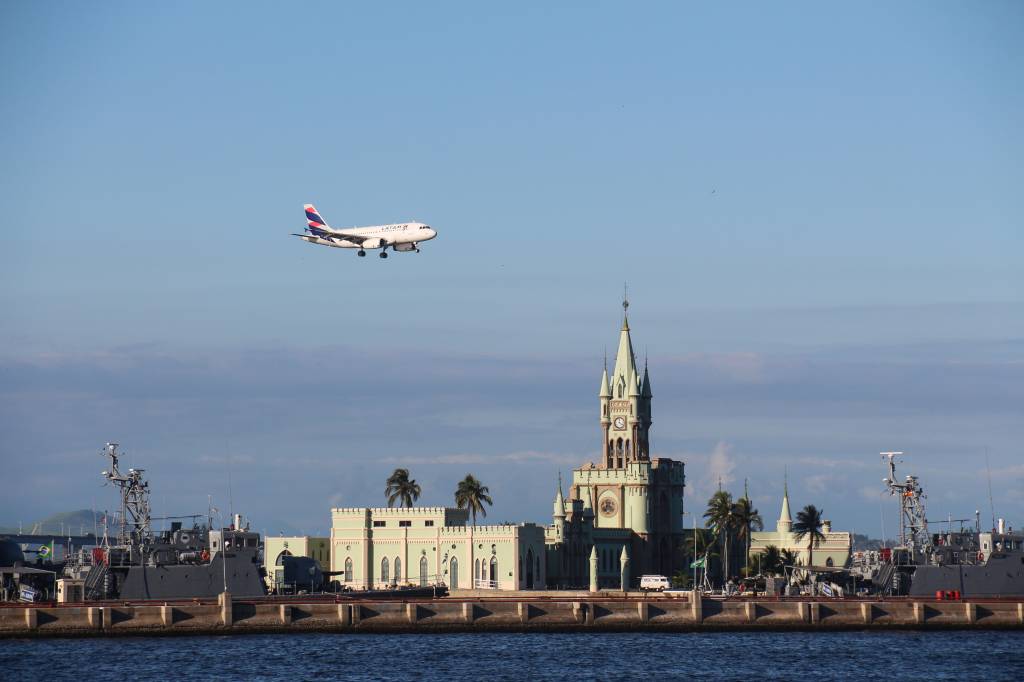 Avião arremete para desviar de barco no Aeroporto Santos Dumont, no Rio