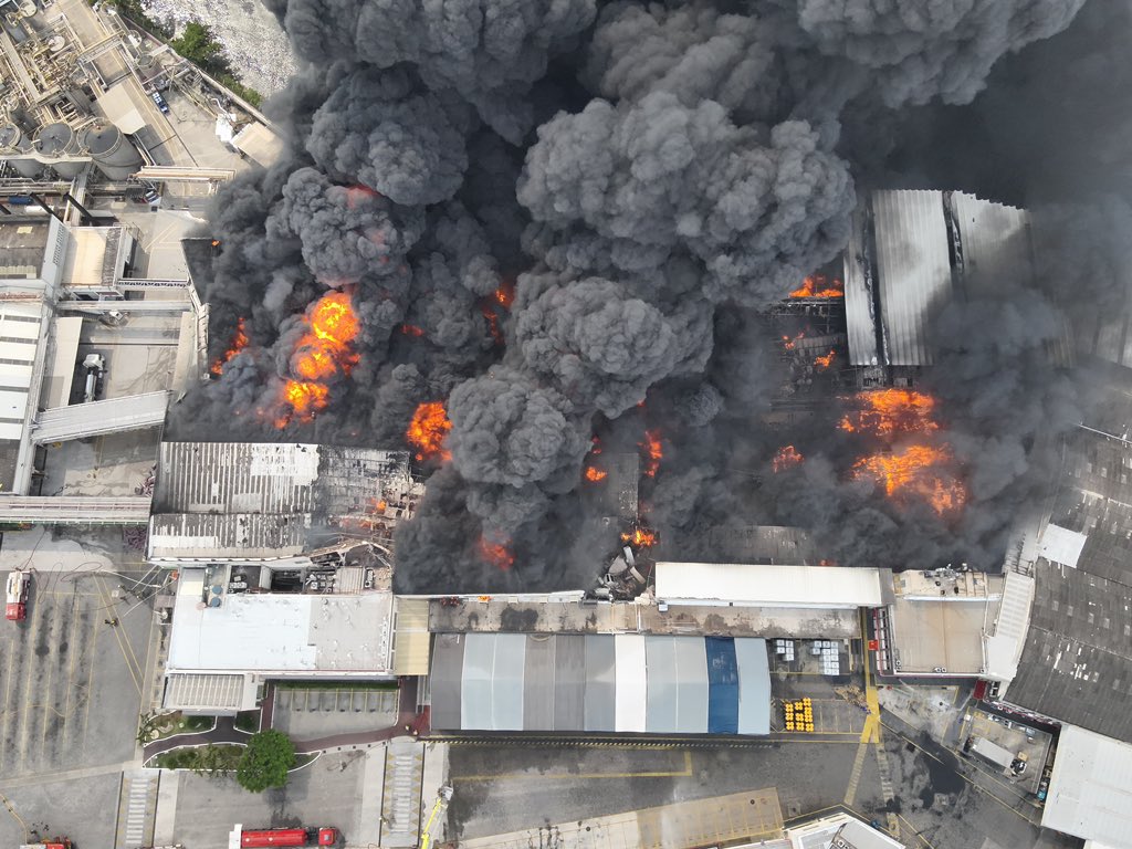 GjSXH4JWkAAfpgS Incêndio em fábrica de óleo na Ilha do Governador, no Rio