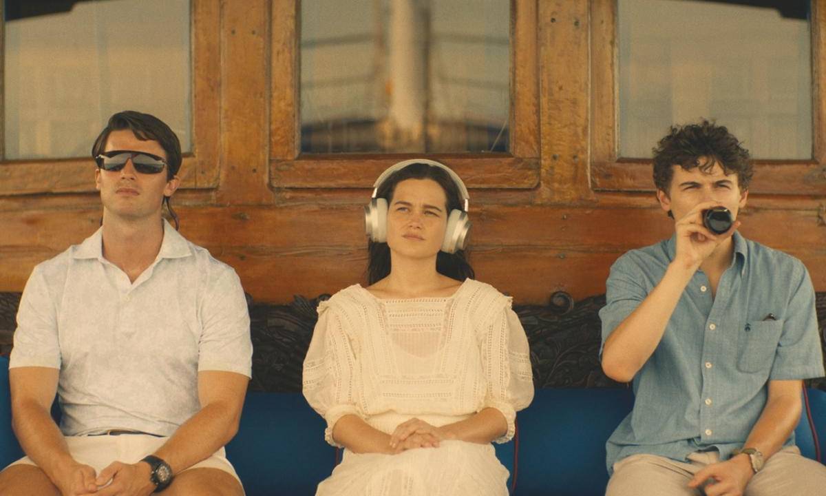 Patrick Schwarzenegger, Sarah Catherine Hook e Sam Nivola em 'The White Lotus'
