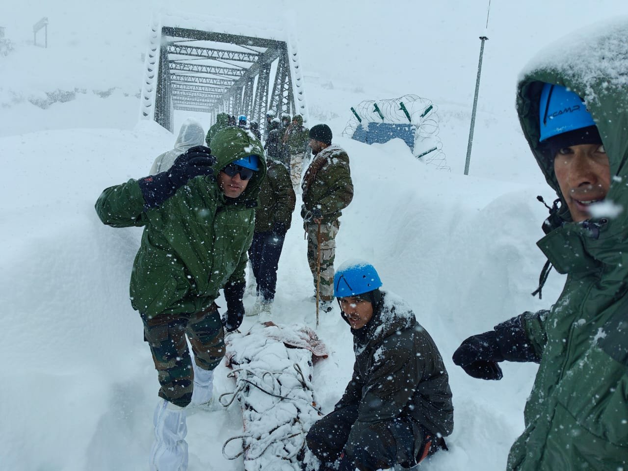 Mais de 40 pessoas ficam soterradas após avalanche no Himalaia da Índia
