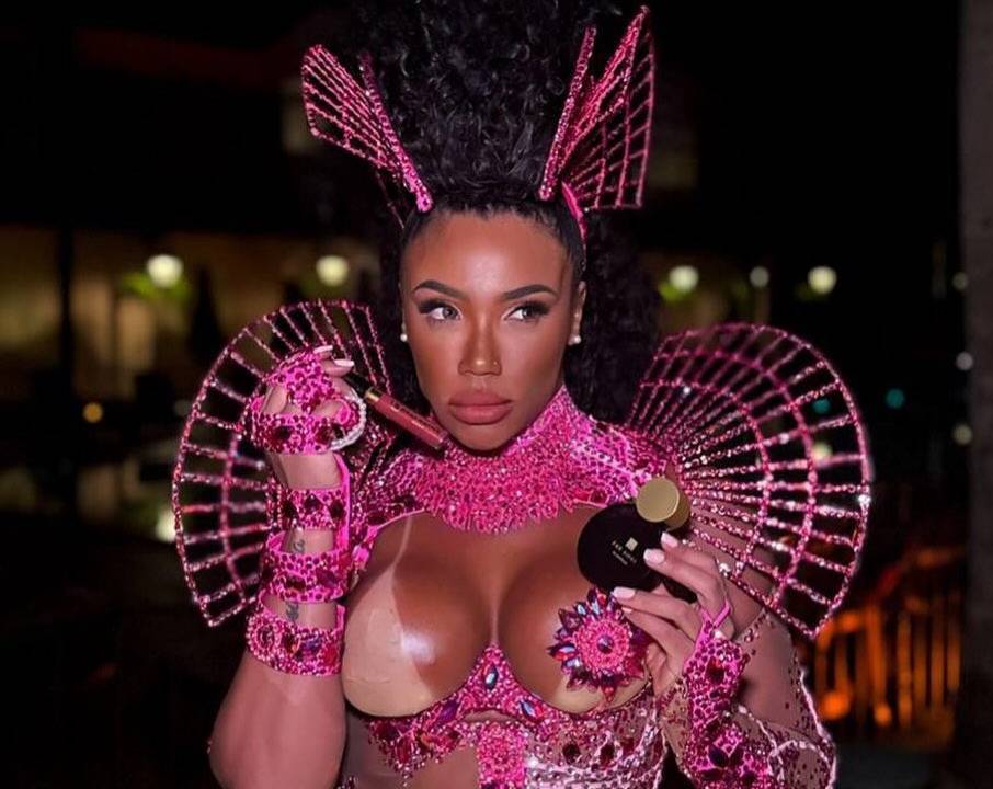 A rainha da Mangueira, Evelyn Bastos, antes do desfile na Marquês de Sapucaí, no Rio de Janeiro. 02/03/2025