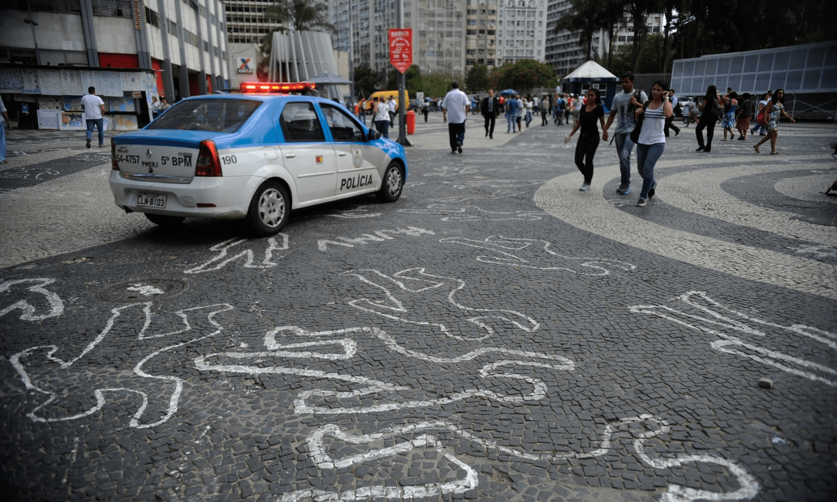 Silhuetas de corpos pintadas no chão pela ONG Observatório de Favelas, no centro do Rio de Janeiro, chamam atenção para vítimas de homicídios