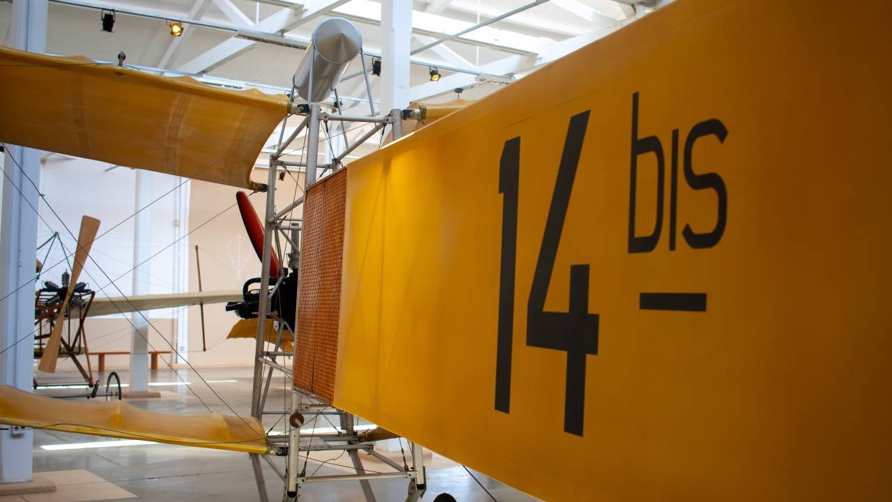 Répica do 14 Bis que está exposta no espaço Asas de um Sonho, dentro do Fama Museu