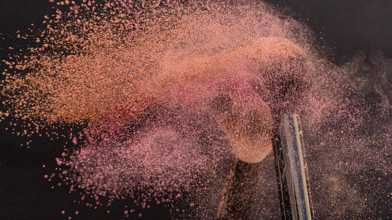 IMITAÇÃO: Técnica simula os efeitos do blush de forma definitiva, embora a maquiagem tradicional seja segura e prática