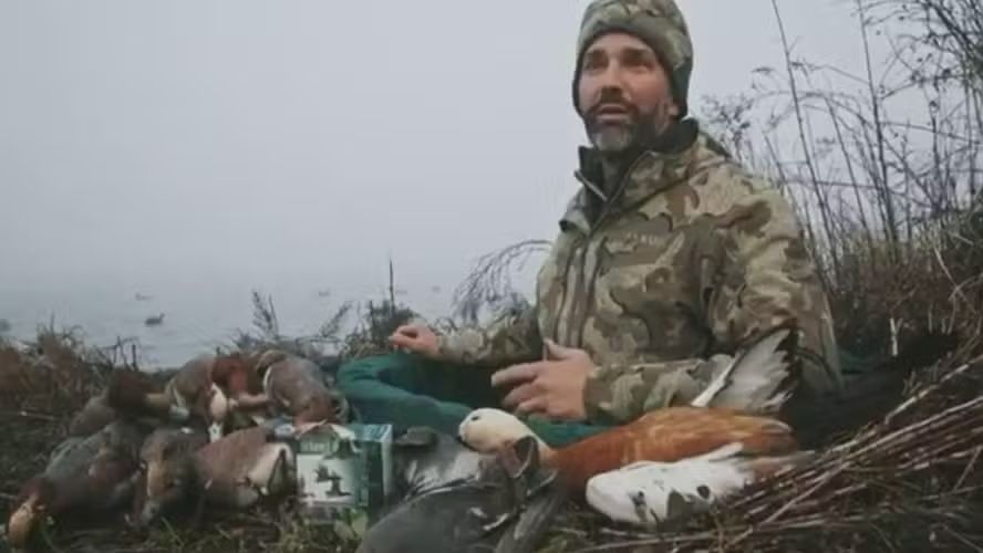 Donald Trump Jr. rodeado de patos mortos após caça.