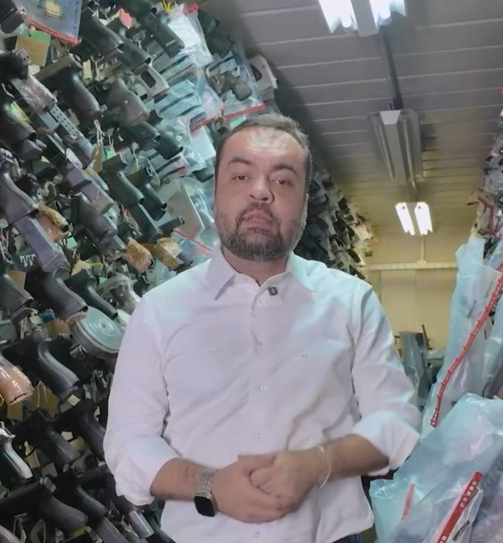 Castro divulga depósito com arsenal de guerra apreendido no Rio e provoca governo federal