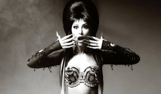 Sabrina Sato Sabrina Sato fantasiada de Elvira na sua festa de 44 anos