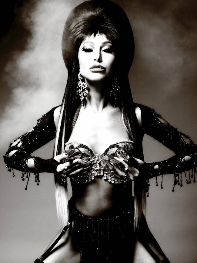 Sabrina Sato Sabrina Sato fantasiada de Elvira na sua festa de 44 anos