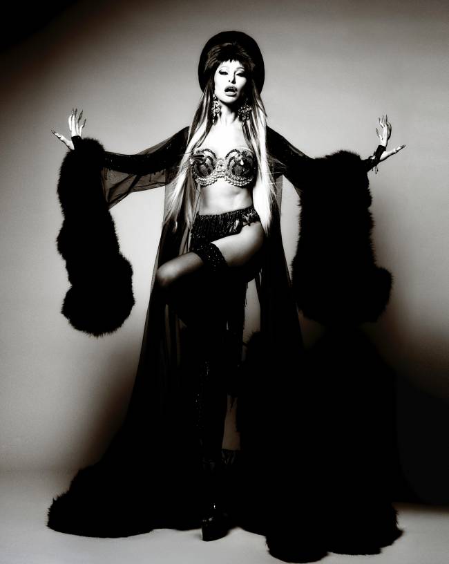 Sabrina Sato Sabrina Sato como Elvira na festa de 44 anos
