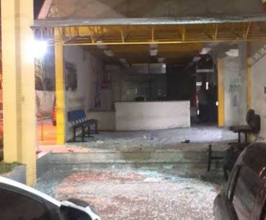 A fachada da 60ª DP (Campos Elíseos) com estilhaços após ataque de criminosos