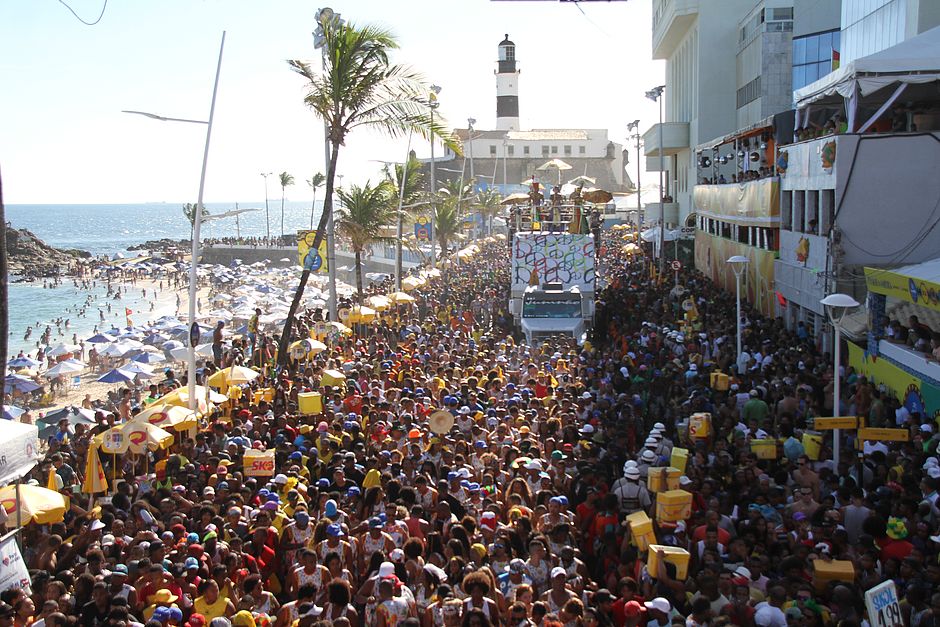 multidão de foliões no Bloco Broder Loopi em Salvador, durante o Carnaval