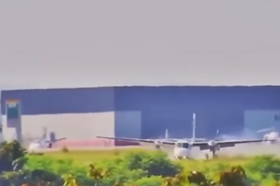 Avião faz pouso "de barriga" em aeroporto de Sorocaba (SP)