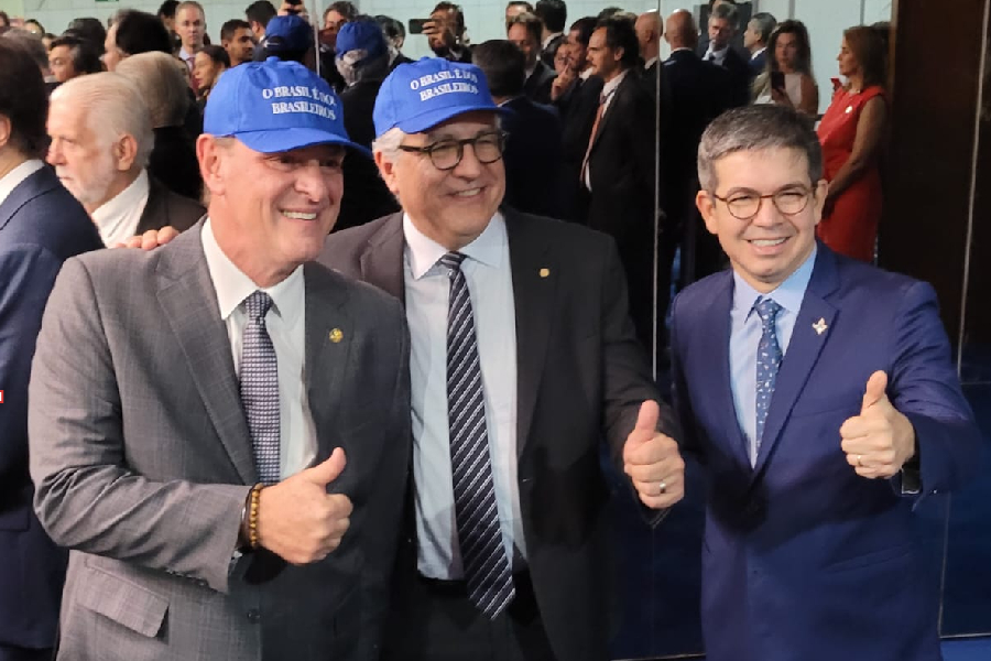 Os ministros Cárlos Fávaro (Agricultura e Pecuária) e Alexandre Padilha (Secretaria de Relações Institucionais da Presidência) usam boné com a frase "O Brasil é dos brasileiros", ao lado do senador Randolfe Rodrigues (PT-AP), líder do governo Lula no Congresso, antes da eleição para a Mesa Diretora do Senado, neste sábado