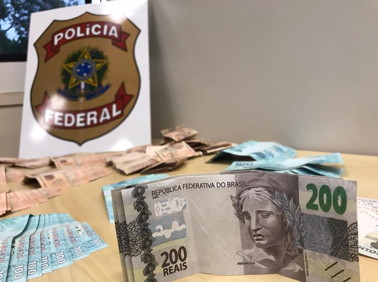 Dinheiro apreendido durante a operação Hydra