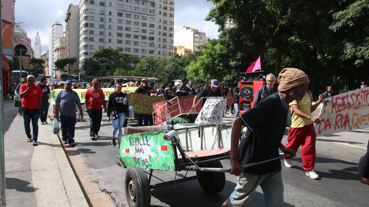 Passeata com carroças do prédio da Prefeitura de São paulo até a Câmara dos Vereadores, em prol da vida e dignidade da população de rua, em maio de 2023