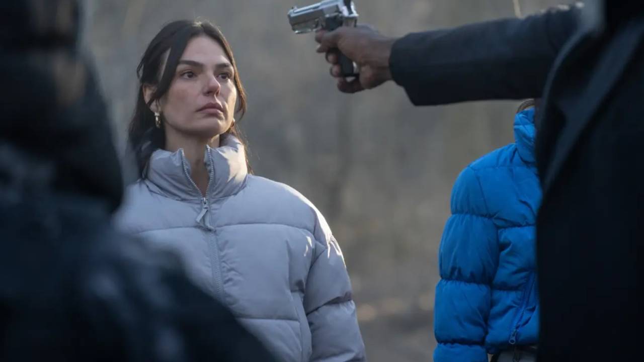 Isis Valverde no filme 'Código Alarum'