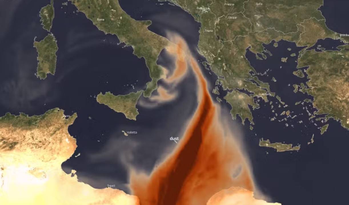 magem de satélite mostra tempestade de areia do deserto do Saara sobre o Mar Mediterrâneo e a Itália