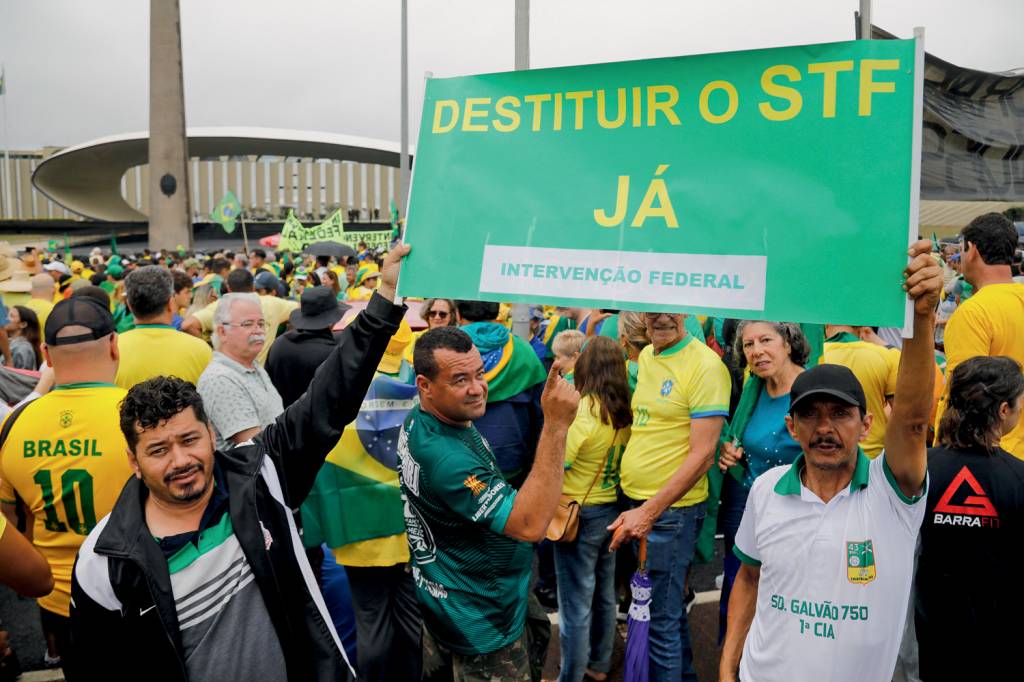 BRAZIL-ELECTION-BOLSONARO-PROTEST BANDEIRA - Manifestantes no QG do Exército: objetivo era atacar as instituições