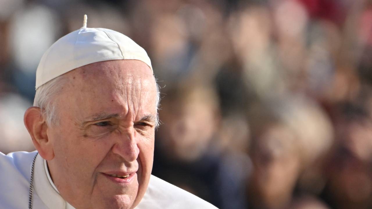 (FILES) Pope Francis arrives for the weekly general audience on October 19, 2022 at St. Peter's square in The Vatican. Pope Francis, who has been in hospital for two weeks with double pneumonia, is in a "stable" condition, the Vatican said on March 1, 2025 while again declining to offer a prognosis. (Photo by Alberto PIZZOLI / AFP)