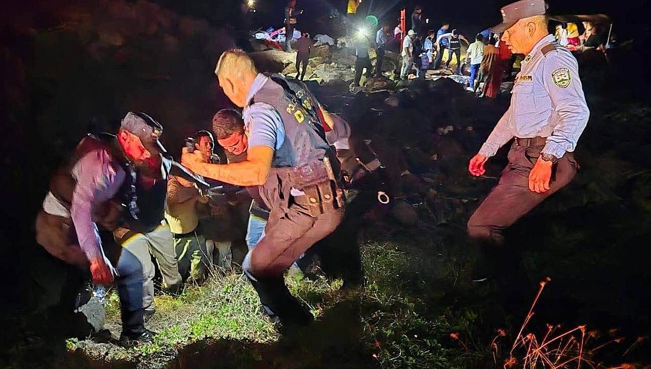 Handout picture released by Honduran Police shows rescue teams helping an injured man after a plane crash in Roatan, Honduras on March 17, 2025. At least six people died when a small plane carrying 17 people skidded off the runway while taking off from the Honduran Caribbean island of Roatan and crashed into the sea, fire officials said. (Photo by Handout / HONDURAN POLICE / AFP) / RESTRICTED TO EDITORIAL USE - MANDATORY CREDIT "AFP PHOTO / Honduran Police / HANDOUT / " - NO MARKETING NO ADVERTISING CAMPAIGNS - DISTRIBUTED AS A SERVICE TO CLIENTS