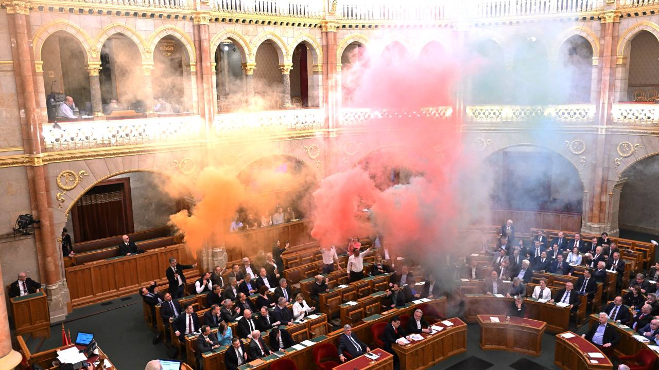 Membros da oposição lançam bombas de fumaça colorida em protesto antes da aprovação do projeto de lei que proibe a marcha anual do Orgulho Gay em Budapeste. 18/03/2025 -