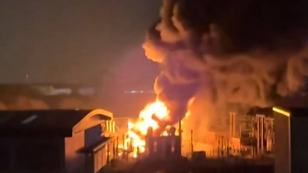 This frame grab taken from a UGC video shot and posted on X on March 21, 2025 by @chrisjbrogan shows smoke billowing from a fire at a neighborhood electrical substation supplying power to Heathrow Airport in Hayes, west London. Britain's Heathrow airport, Europe's busiest, shut down early on March 21 after a major fire at an electricity substation cut power to the sprawling hub, disrupting hundreds of flights and thousands of travellers. (Photo by Handout / Courtesy of X user @chrisjbrogan / AFP) / RESTRICTED TO EDITORIAL USE MANDATORY CREDIT « AFP PHOTO / Courtesy of X user @chrisjbrogan » - NO MARKETING NO ADVERTISING CAMPAIGNS DISTRIBUTED AS A SERVICE TO CLIENTS NO ARCHIVE