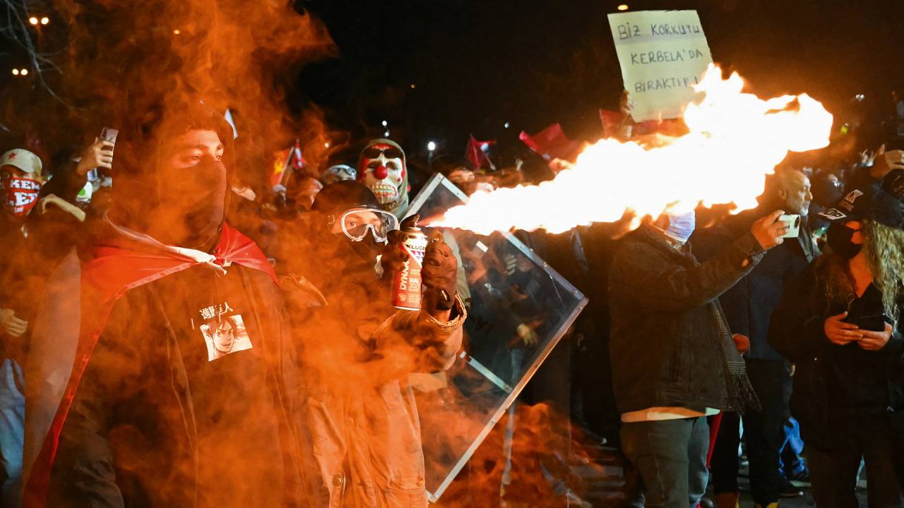 Milhares de pessoas inundaram as ruas das principais cidades do país, como Istambul, onde a violência só escala, produzindo confrontos com a polícia como o de domingo, 23 de março.