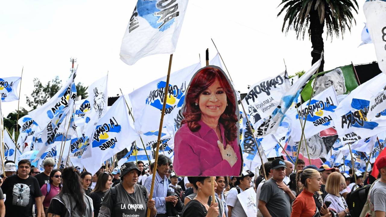Manifestantes se dirigem à Plaza de Mayo em Buenos Aires para comemorar o 49º aniversário do golpe militar