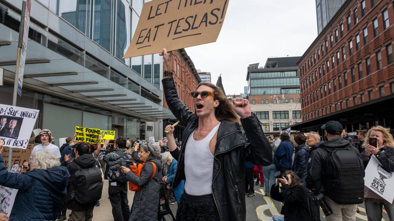 NEW YORK, NEW YORK - MARCH 22: Protesters gather outside of a Manhattan Tesla dealership to demonstrate against Tesla CEO Elon Musk on March 22, 2025, in New York City. Working as a "special government employee" of the Trump administration, Musk and his Department of Government Efficiency (DOGE) have recently made dramatic cuts across federal agencies. Tesla profits have fallen as thousands of customers sell or trade in their vehicles due to their dislike of Musk. Spencer Platt/Getty Images/AFP (Photo by SPENCER PLATT / GETTY IMAGES NORTH AMERICA / Getty Images via AFP)