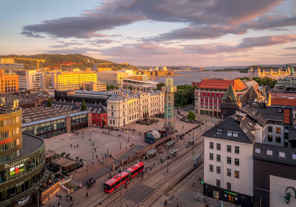 View of Jernbanetorget and city skyline from elevated position at sunset, Oslo, Norway, Scandinavia, Europe RIQUEZA - Oslo: trilhões para fazer da capital modelo de sustentabilidade