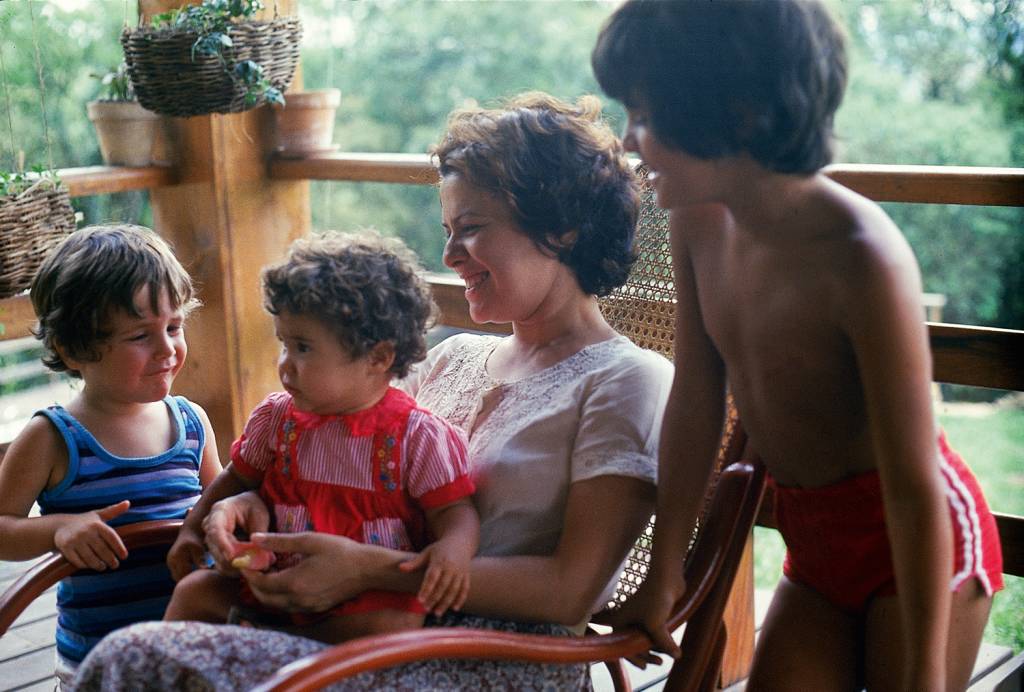 3D-(3)-Elis-Regina-com-os-filhos-João-Marcello,-Pedro-e-Maria-Rita._1-(1).jpg MÃE - Elis em família: com os filhos Pedro, Maria Rita e João Marcello