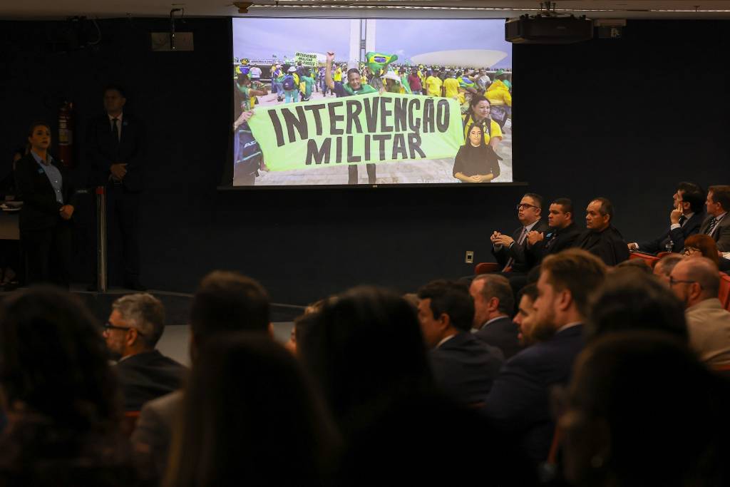 Ano novo: Bolsonaro e oficiais presos, com ritual de desonra militar