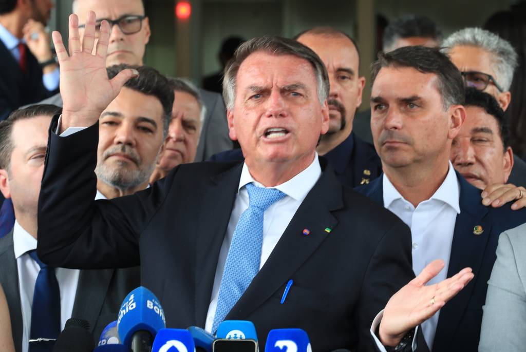 Bolsonaro solta palavrão na TV ao falar de golpe e entrevista é encerrada