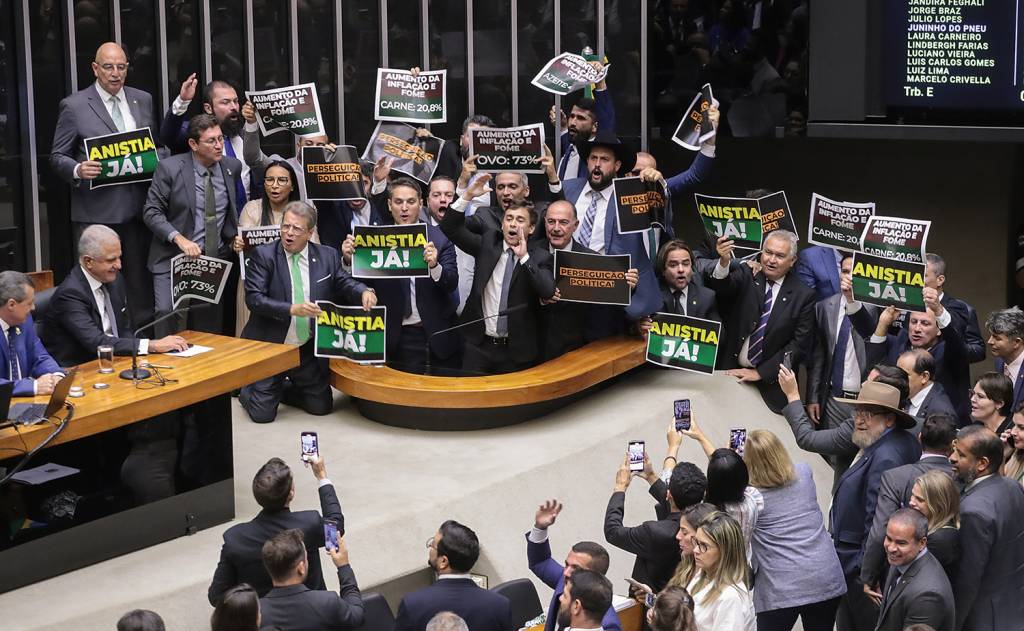 6-img20250219182658967.jpg BALBÚRDIA - Bolsonaristas na tribuna: guerra de cartazes, palavras de ordem e tentativa de vencer adversários no grito