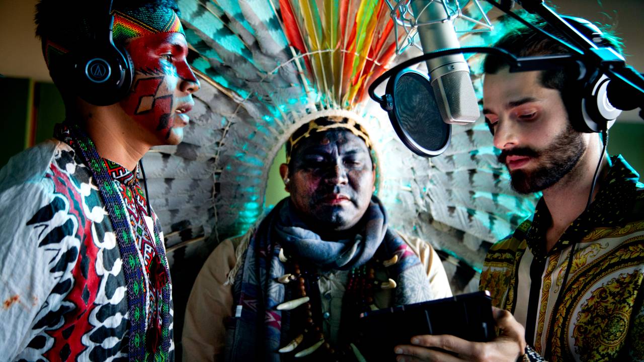 DJ Alok, fundador do Instituto Alok, em gravação do álbum O Futuro é Ancestral. Parceria com os povos originários vai muito além da arte