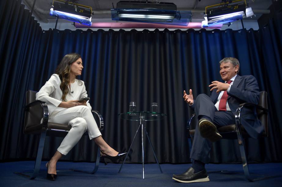 Ministro do Desenvolvimento Social, Wellington Dias, em entrevista a jornalista Marcela Rahal, durante o programa Amarelas On Air