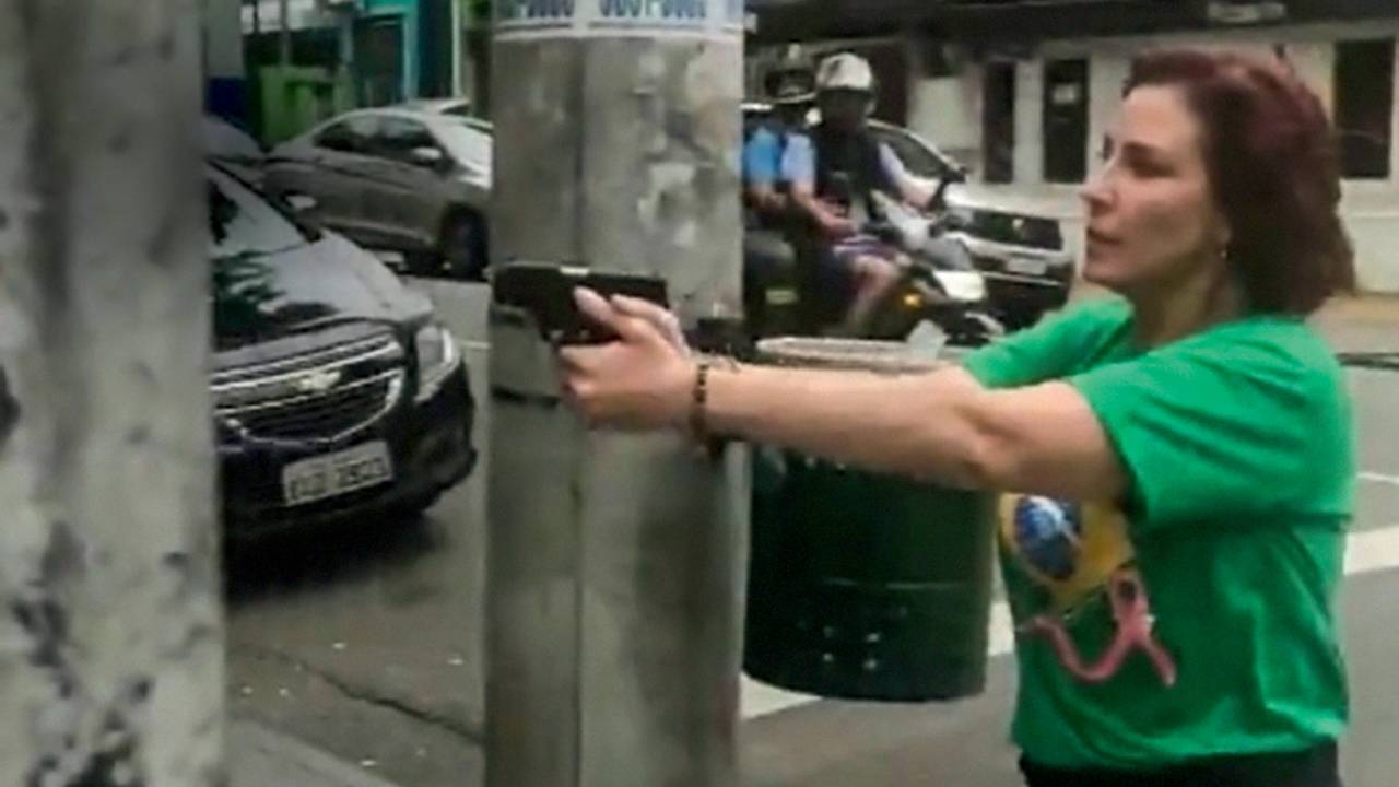 PÂNICO NAS RUAS - Deputada com arma em punho: caça a um homem com quem discutiu, na véspera da eleição de 2022
