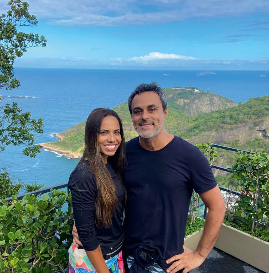 CASAL-FERNANDA-E-DEYVISSON.jpeg EM BOA COMPANHIA - Após anos de solteirice, a professora de ioga Fernanda Ribeiro, 43, agora divide o teto com Davidson Diniz, 45, e conta não sentir as amarras do compromisso. “Hoje, não se casa mais por obrigação, mas por escolha mesmo”, diz