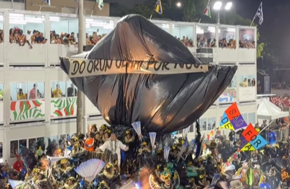 O carro alegórico da Beija-Flor, na Marquês de Sapucaí. 03/03/2025