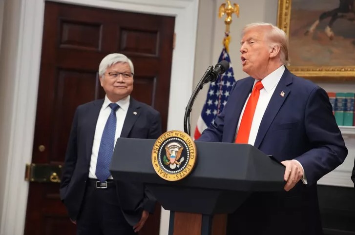 O presidente dos EUA, Donald Trump, ouve C.C. Wei, presidente e CEO da Taiwan Semiconductor Manufacturing Company, enquanto eles fazem um anúncio sobre um investimento da TSMC na na Casa Branca, em Washington, em 3 de março de 2025