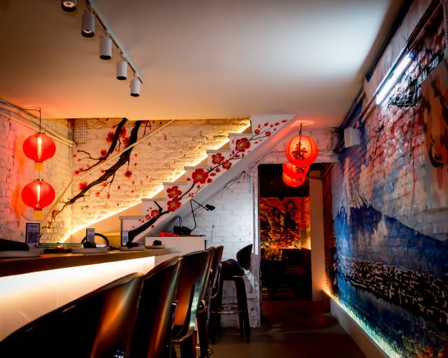 Balcao Omakase Nihon Balcão do Omakase Nihon. Cada é decorada com grafites com temas japoneses