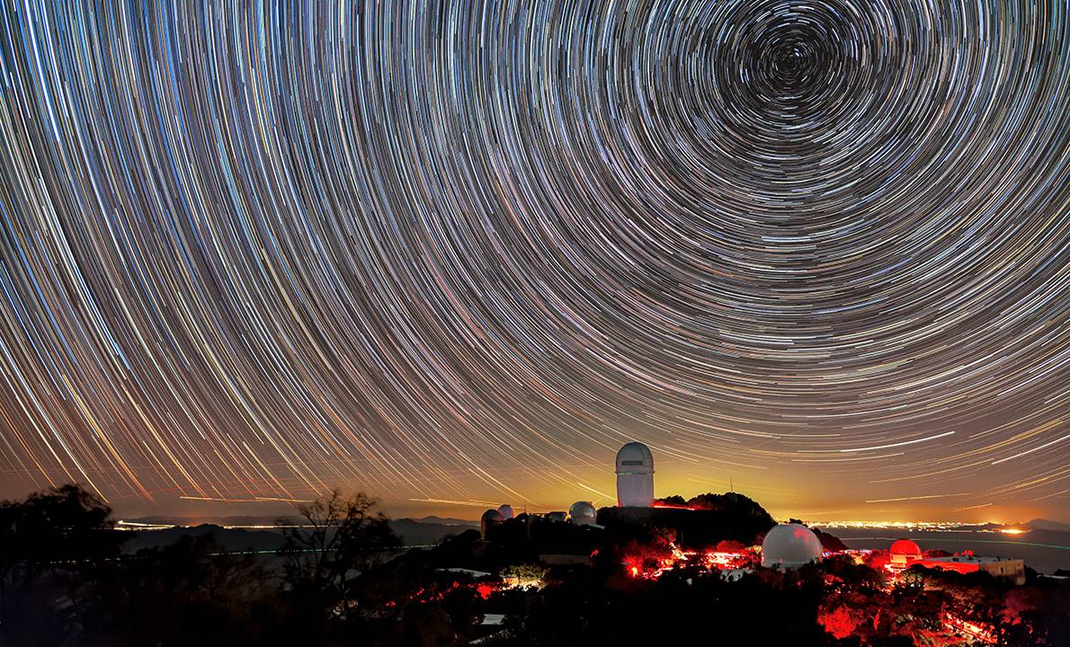 O DESI, instalado no telescópio Mayall, no Arizona, é capaz de registrar a luz de 5.000 objetos celestes ao mesmo tempo