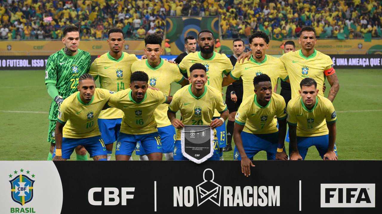 SALVADOR, BRAZIL - NOVEMBER 19: Players of Brazil pose for a team photo prior the South American FIFA World Cup 2026 Qualifier match between Brazil and Uruguay at Arena Fonte Nova on November 19, 2024 in Salvador, Brazil. (Photo by Pedro Vilela/Getty Images)