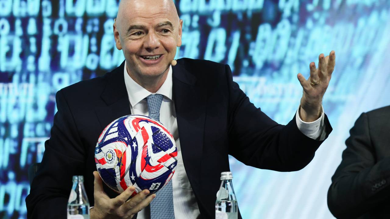 Gianni Infantino, presidente da FIFA, segurando bola de futebol
