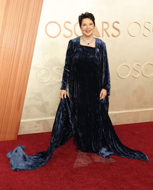 97th Annual Oscars – Arrivals Isabella Rossellini homenageia 'Veludo Azul' no tapete vermelho do Oscar 2025